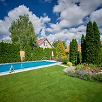 Greentree - With Private Pool Close To Budapest בודקלאס