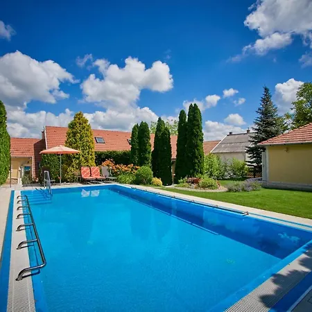 ヴィラ Greentree - With Private Pool Close To Budapest ブダカラース