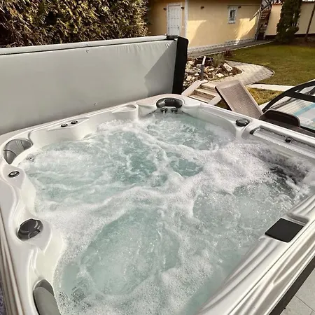 Greentree - With Private Pool Close To Budapest ブダカラース